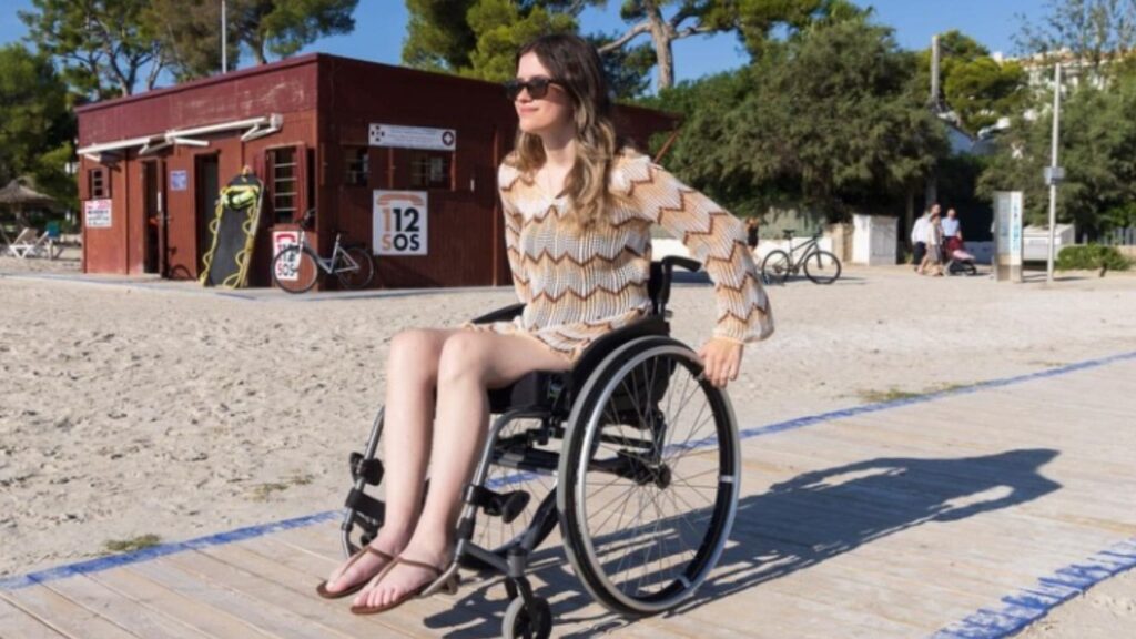 Marta Sevilla, usuaria de silla de ruedas, defiende que «discapacidad no es igual a infelicidad»