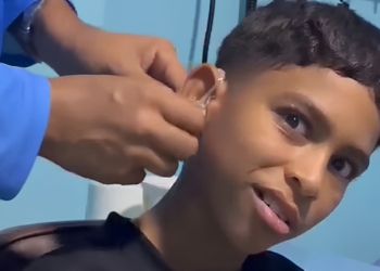 La emocionante reacción de Mauricio, un niño sordo, al escuchar a sus padres por primera vez