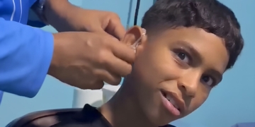 La emocionante reacción de Mauricio, un niño sordo, al escuchar a sus padres por primera vez