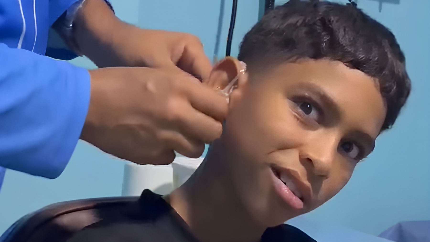 La emocionante reacción de Mauricio, un niño sordo, al escuchar a sus padres por primera vez