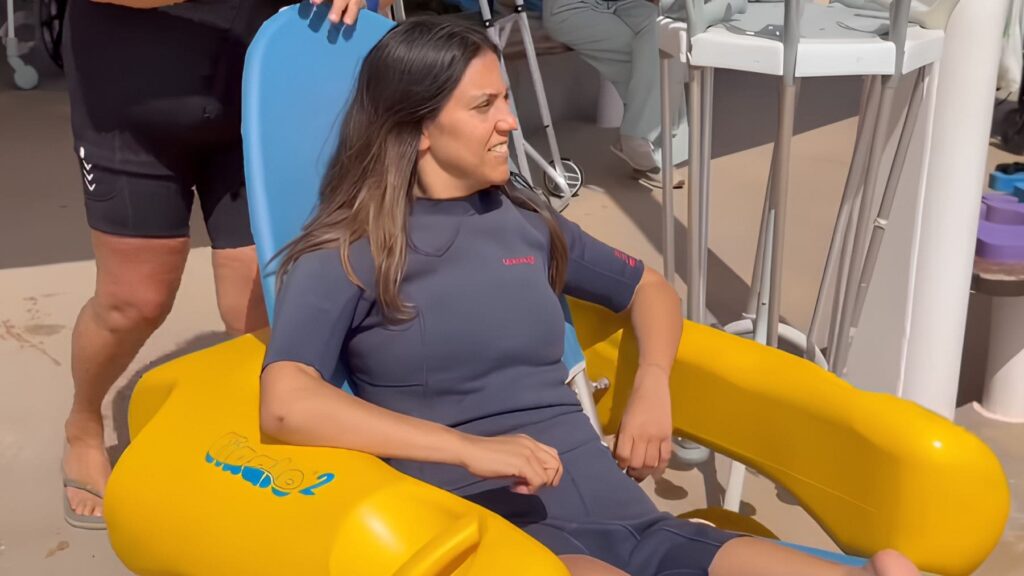 Mireia Cabañes, deportista con discapacidad, desvela la playa más accesible de Gijón: «Ojalá hubiera más así»