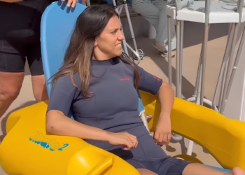 Mireia Cabañes, deportista con discapacidad, desvela la playa más accesible de Gijón