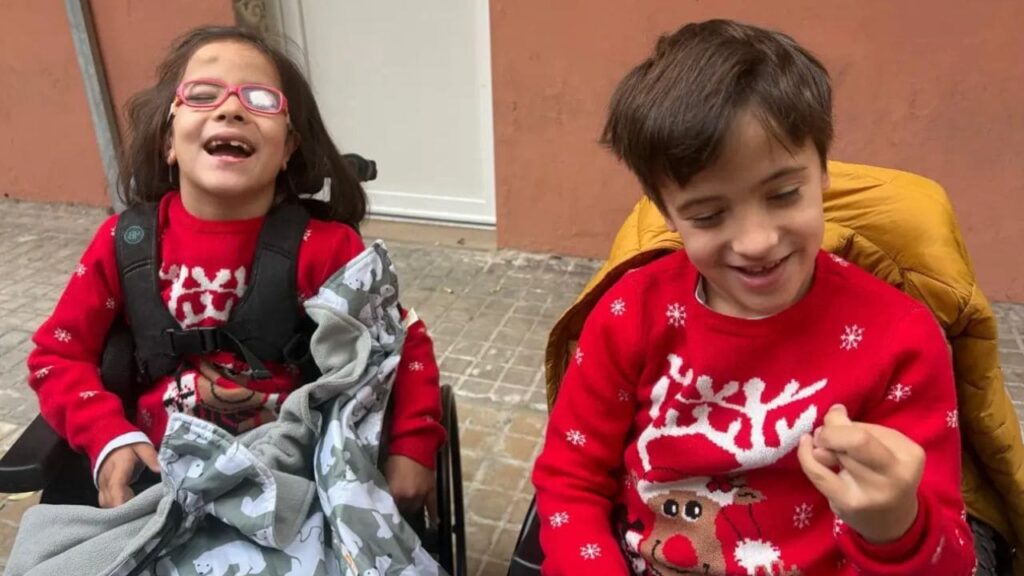 Laura pide ayuda para comprar un vehículo adaptado en el que llevar a sus dos hijos con discapacidad