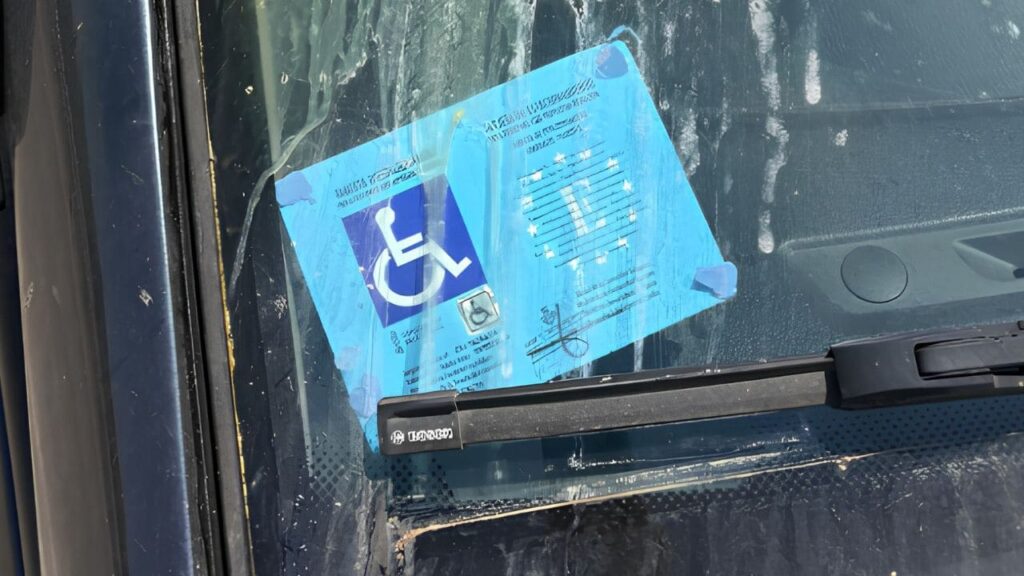 Denuncia a un conductor por aparcar en una plaza PMR sin tarjeta y recibe un ‘huevazo’ en el parabrisas