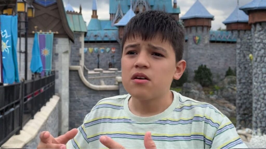 Pau Brunet, niño con TEA, expone cómo elegir los destinos para viajar siendo una familia con autismo