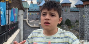 Pau Brunet, niño con TEA, expone cómo elegir los destinos para viajar siendo una familia con autismo