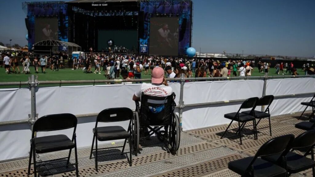 Una madre denuncia que en los conciertos el acompañante de una persona en silla de ruedas debe sentarse delante de ella, y no a su lado
