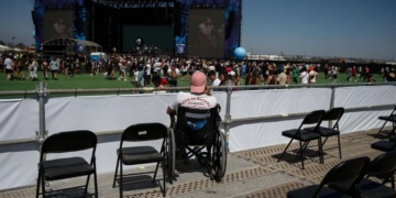 Una madre denuncia que en los conciertos el acompañante de una persona en silla de ruedas debe sentarse delante de ella, y no a su lado: «Nuestras personas tienen que estar solas»