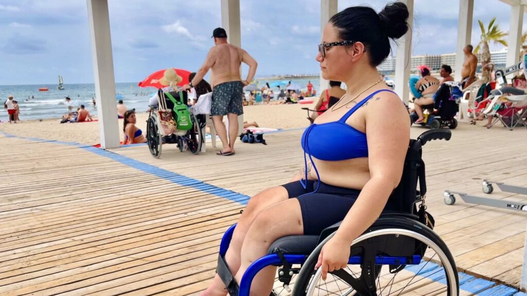 COCEMFE Alicante reclama playas realmente accesibles para personas con discapacidad: «En igualdad de condiciones»