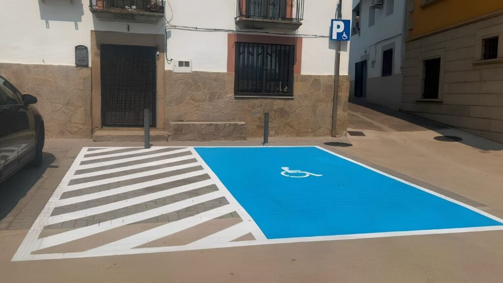 APAMEX advierte sobre las plazas de aparcamiento PMR que incumplen con la normativa en Extremadura