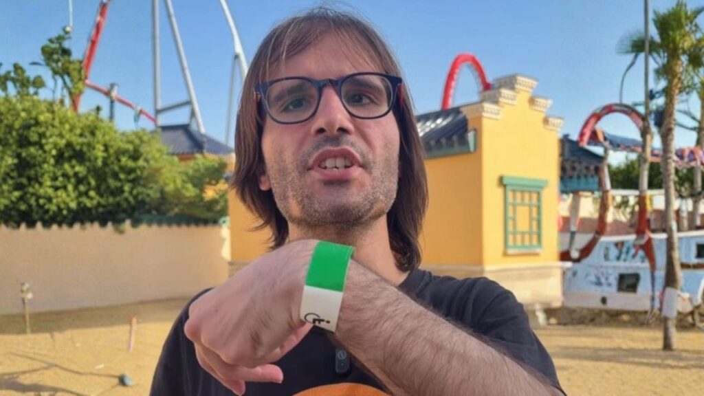 PortAventura estudia incorporar pulseras de accesibilidad para diferenciar a personas con distintintas discapacidades