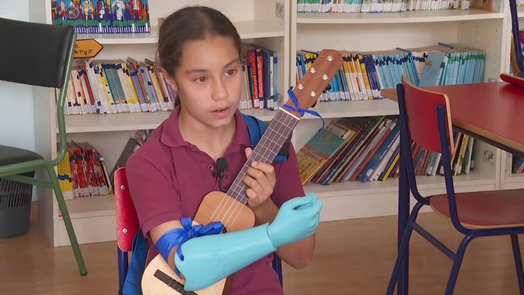 Una niña de 11 años con discapacidad logra tocar un instrumento con sus compañeros gracias a una prótesis 3D