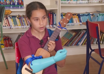 Paula Santana logra tocar un instrumento con sus compañeros gracias a una prótesis 3D