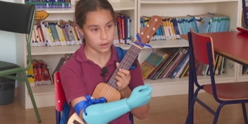 Paula Santana logra tocar un instrumento con sus compañeros gracias a una prótesis 3D