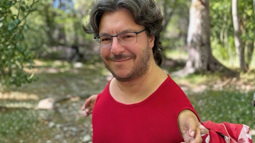 Raúl Gay, periodista y psícologo de 44 años con discapacidad: «Las personas con discapacidad envejecemos más rápido»