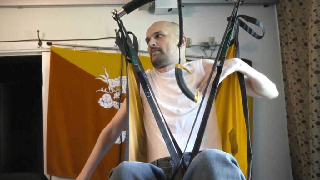 Reinis Runcis, 24 años con una lesión medular C4–C6 y 4.000 euros al mes en cuidados: «No puedo mover los dedos ni girarme solo en la cama»