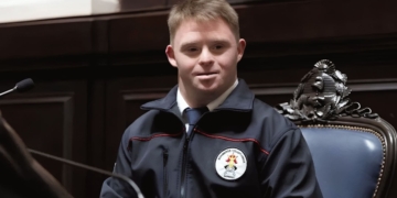 Santiago Sequeira, bombero con síndrome de Down