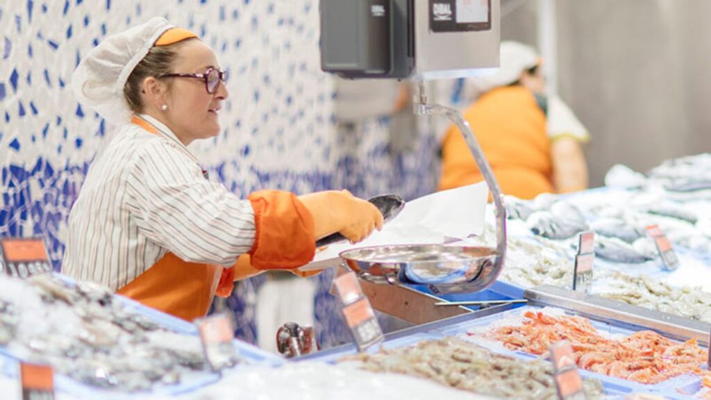 Se clava una espina de pescado limpiándolo y acaba con una incapacidad permanente reconocida por la justicia