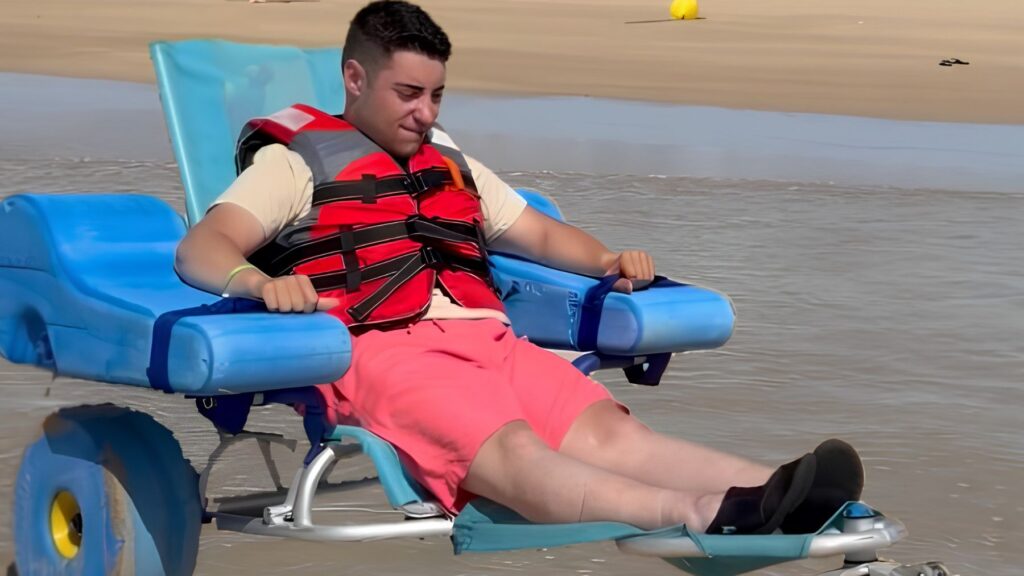 Sergio Requena, con Ataxia de Friedreich, vuelve a bañarse en el mar después de 7 años gracias a una playa accesible