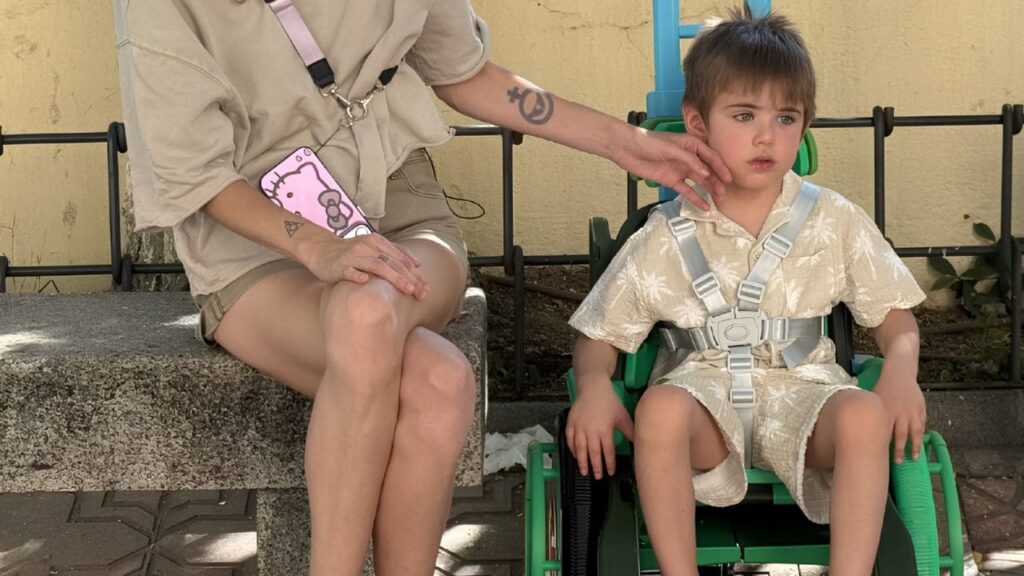 Estudiantes de la Universidad de Comillas fabrican una silla de ruedas en 3D para Hugo, un pequeño con discapacidad