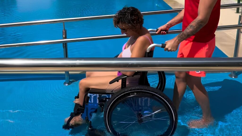 Las piscinas municipales de Campo Lugar y Pizarro incorporan dos sillas de ruedas acuáticas para personas con discapacidad