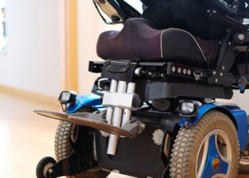 Deniegan el acceso a una silla de ruedas eléctrica a un menor con discapacidad en Madrid