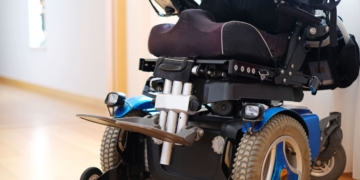 Deniegan el acceso a una silla de ruedas eléctrica a un menor con discapacidad en Madrid