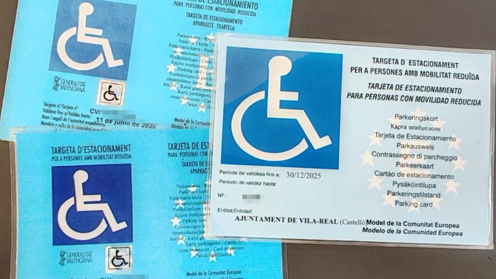 Utilizan tarjetas de aparcamiento de personas fallecidas y fotocopiadas para aparcar en plazas PMR de Villarreal
