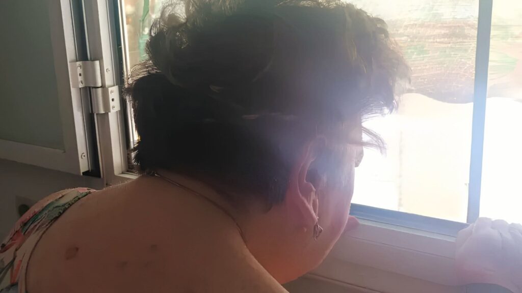 Teresa, con 85 años y un grado II de dependencia, lleva cuatro años atrapada en su propia casa: «Es un crimen social»