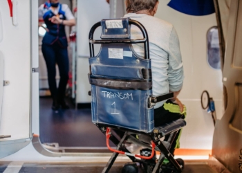 Los pasajeros con discapacidad siguen enfrentándose a importantes barreras para viajar en avión