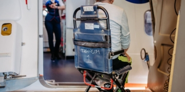 Los pasajeros con discapacidad siguen enfrentándose a importantes barreras para viajar en avión