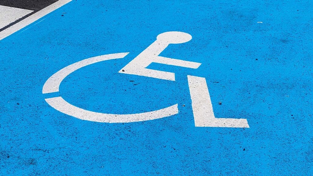 La policía confirma la multa que puedes evitar por aparcar en plaza para personas con movilidad reducida