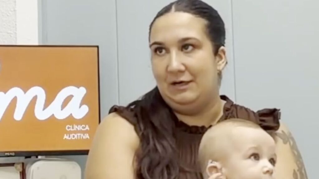 Alejandro tenía 48 horas de vida cuando supieron que no oía por un oído: «Te tienes que buscar una clínica»