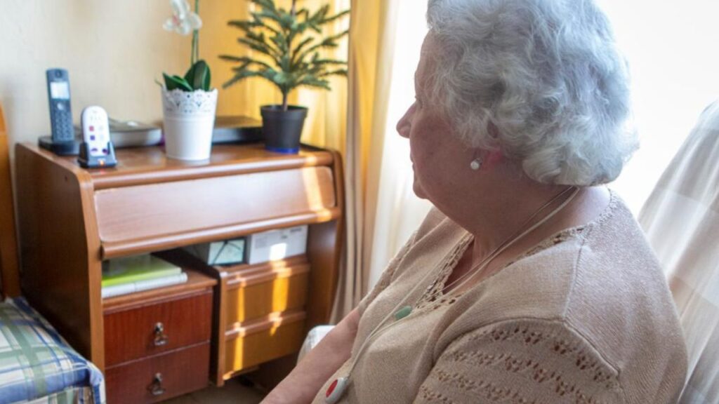Andalucía dispara los avisos por calor a mayores y personas con discapacidad: 224.071 comunicaciones del teléfono de teleasistencia desde junio
