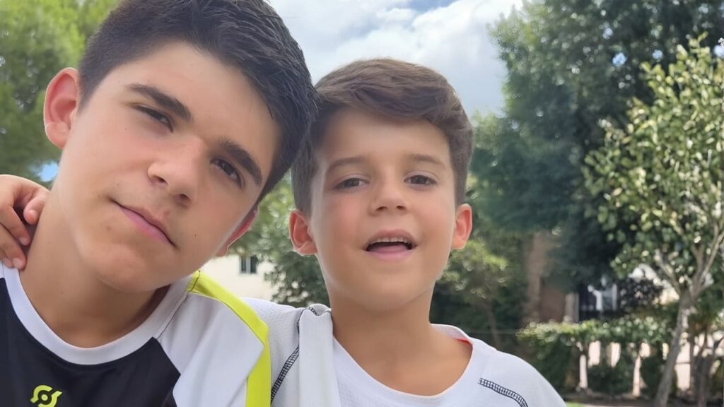 Antonio Sandelmo, un reportero de 7 años que busca dar visibilidad a su hermano, con discapacidad intelectual y motriz