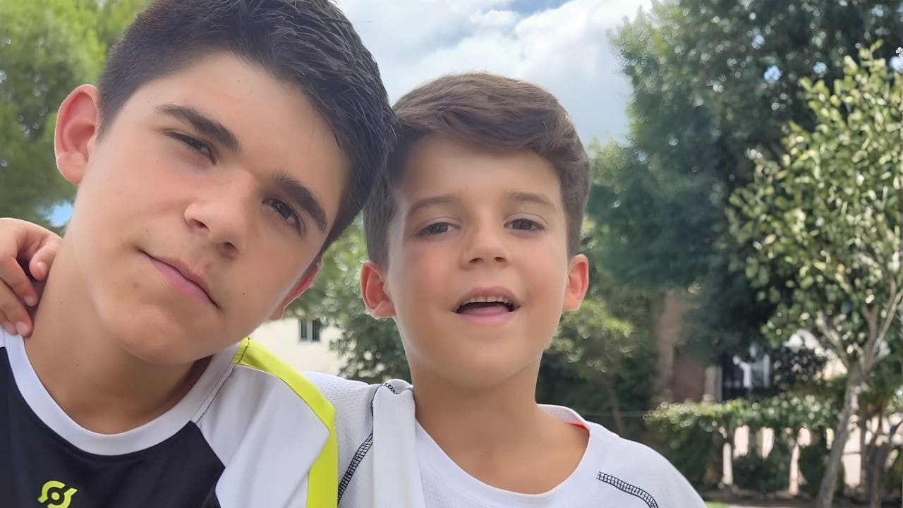 Antonio Sandelmo y su hermano David, con discapacidad intelectual y motriz