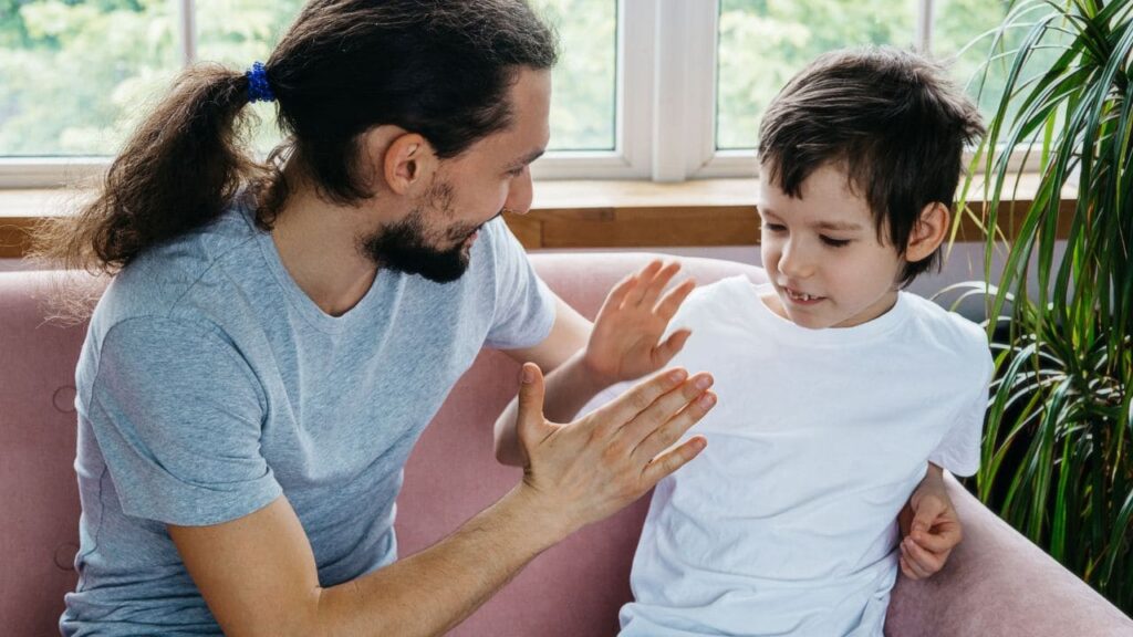 El Ayuntamiento de Barcelona actualiza los recursos y ayudas a las que pueden acceder las familias de personas con autismo