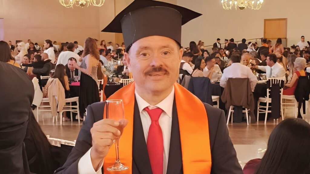 Carlos Enrique de Saro se convierte en el primer psicólogo mexicano con síndrome de Down