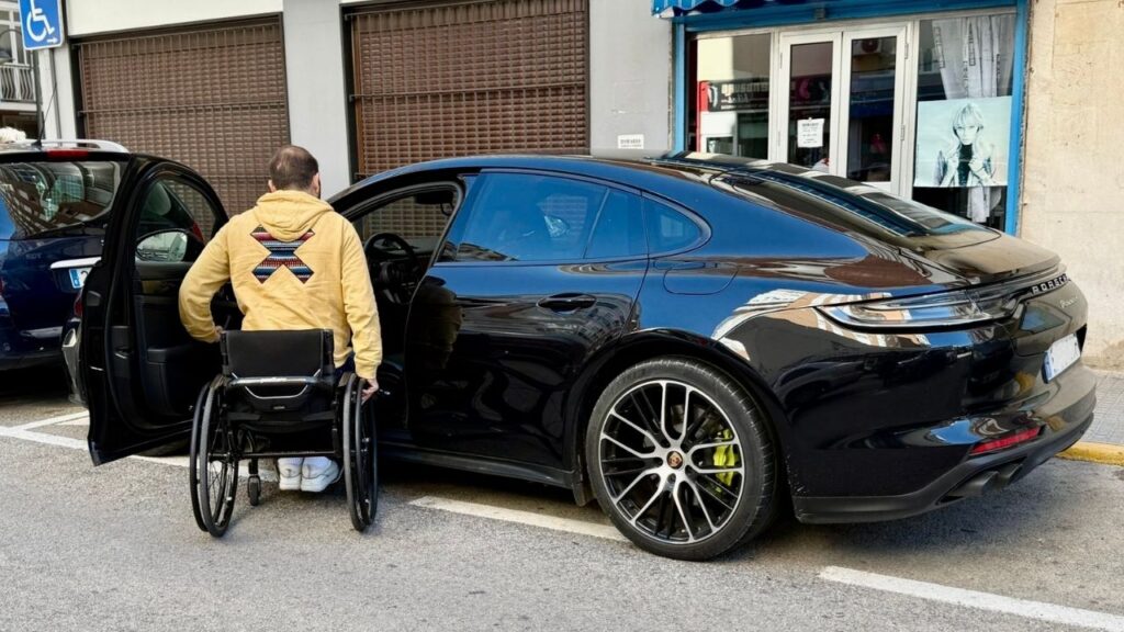 Cuatro años antes y cuatro años después: la regla del coche con discapacidad que deja fuera a quien firma sin pedir permiso a Hacienda