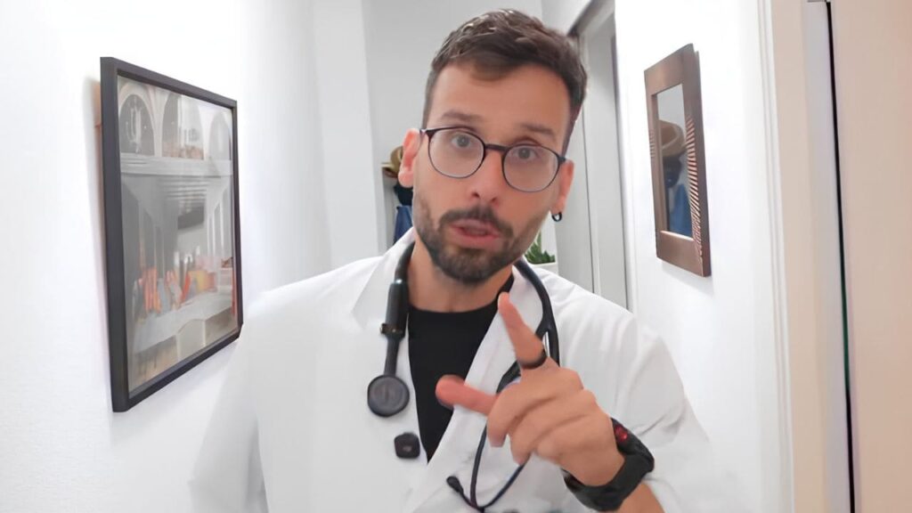 Faustino Afonso, el médico de Atención Primaria con discapacidad que triunfa en redes sociales