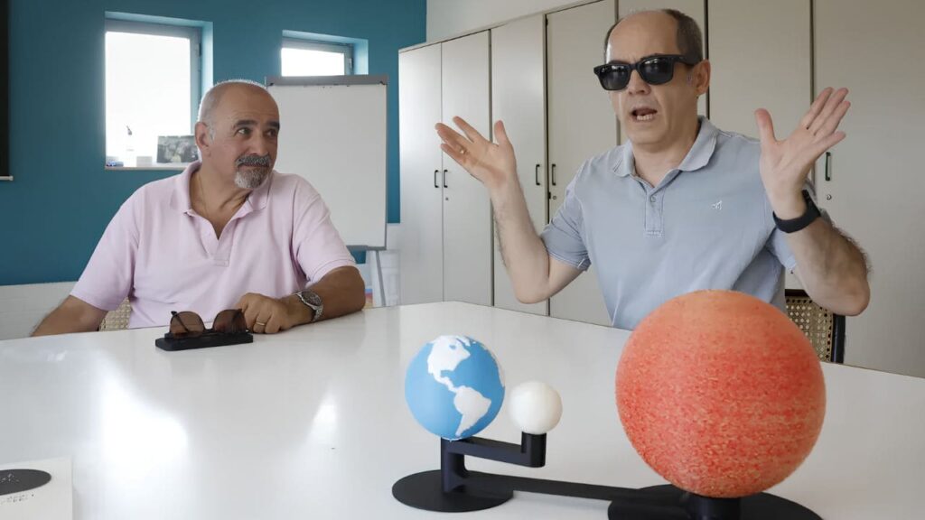 Cientos de personas con discapacidad vivirán el eclipse solar en España mediante el tacto y el sonido