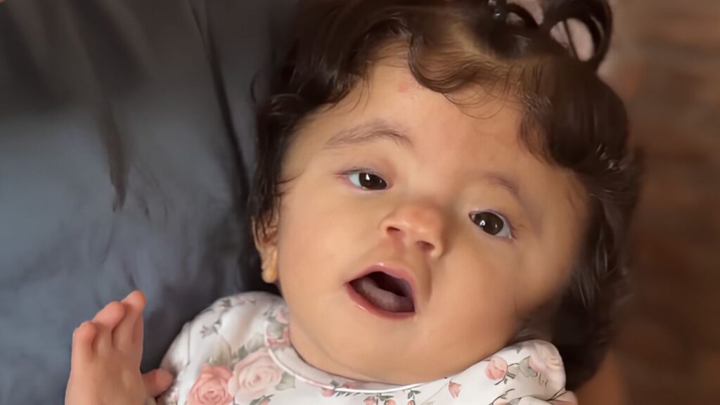 La familia de Emy, con enfermedad rara, necesita un vehículo para acudir a sus terapias