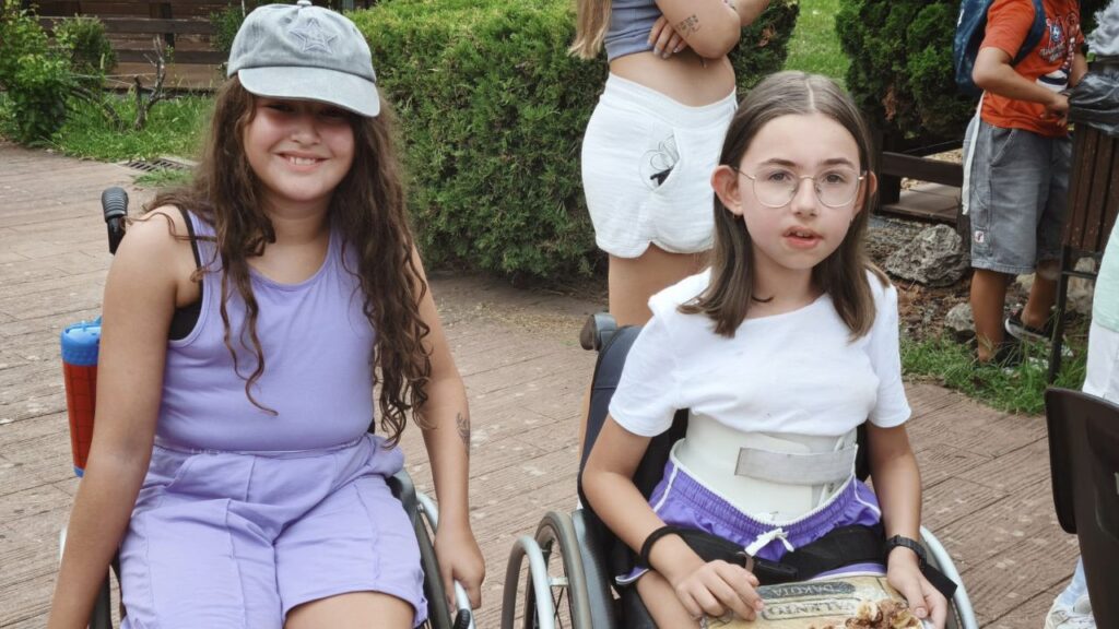 Francesca, con 10 años y discapacidad, acude por primera vez al Campamento Inclusivo ASPAYM: «Te ayudan en todo»