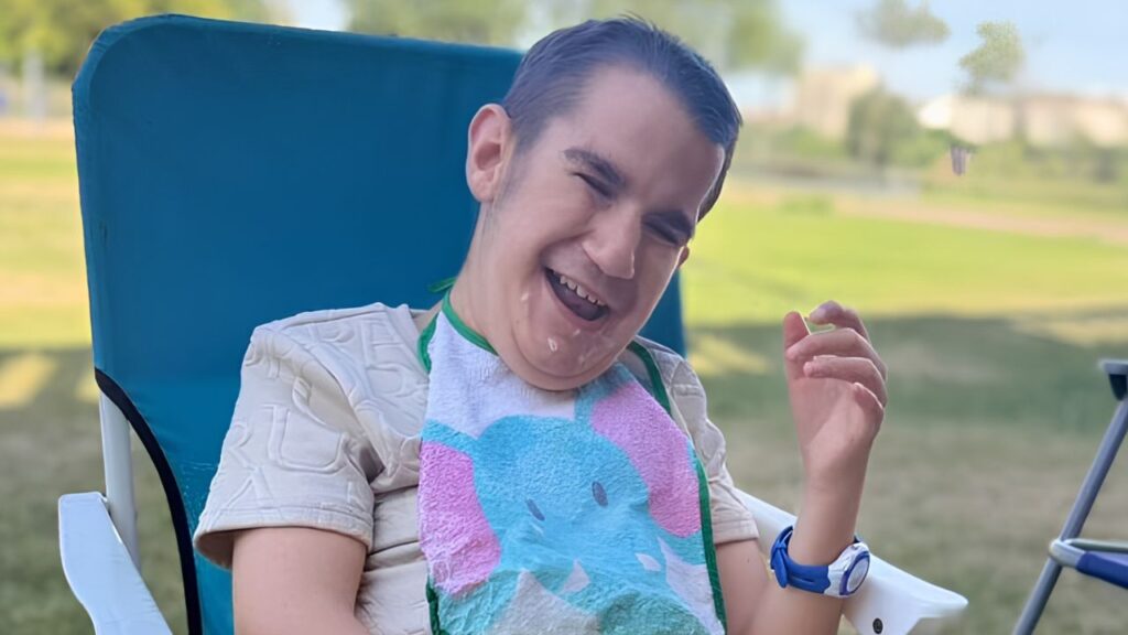 Giovanni, joven con discapacidad, necesita una silla de ruedas eléctrica para tener más independencia y autonomía: «Entre todos podemos ayudar»