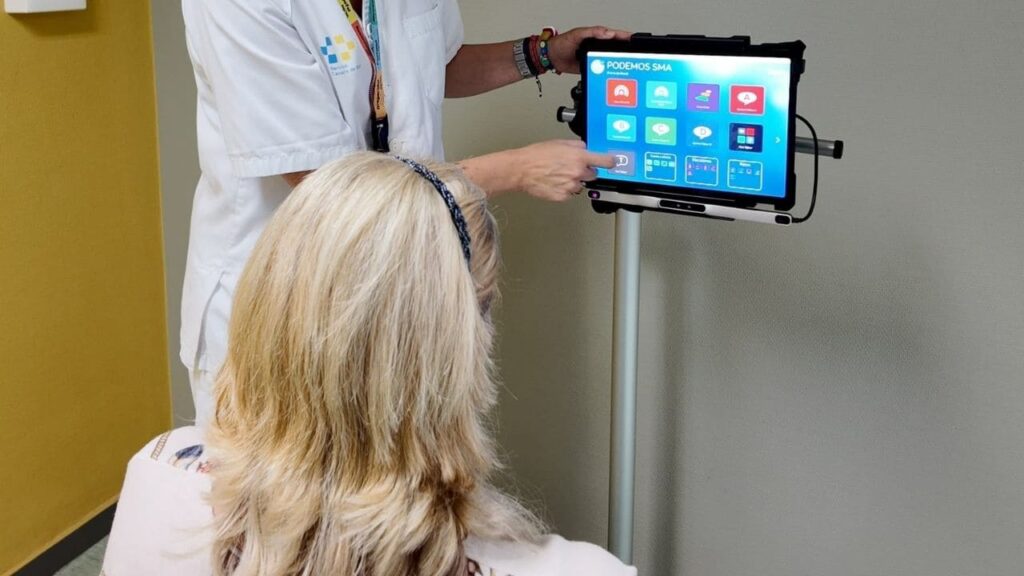 El Hospital Insular de Gran Canaria incorpora un lector ocular para mejorar la comunicación de los pacientes con ELA