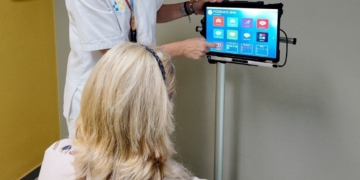 El Hospital Insular de Gran Canaria incorpora un lector ocular para mejorar la comunicación de los pacientes con ELA