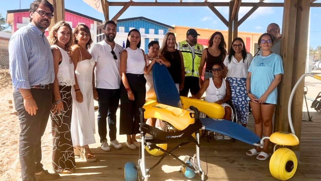 La Costa Cálida suma 17 playas con baño asistido gratuito este verano, seis más que en 2025: cuatro logran el sello de «punto accesible»
