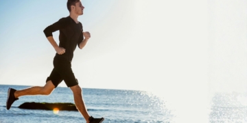 La grabaron haciendo deporte estando de baja por ansiedad y la despidieron