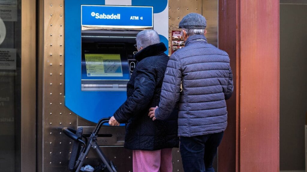 La ley obliga a que la pensión esté en tu cuenta como muy tarde el cuarto día natural del mes: el adelanto del banco es voluntario