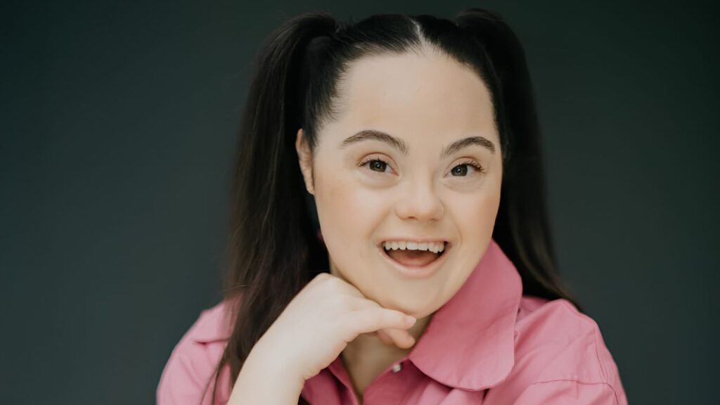 Madison Tevlin, actriz con síndrome de Down de 25 años que ha conseguido vencer prejuicios en el cine y la televisión